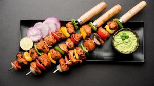 Brochettes de poulet enrobées de bacon au Air Fryer