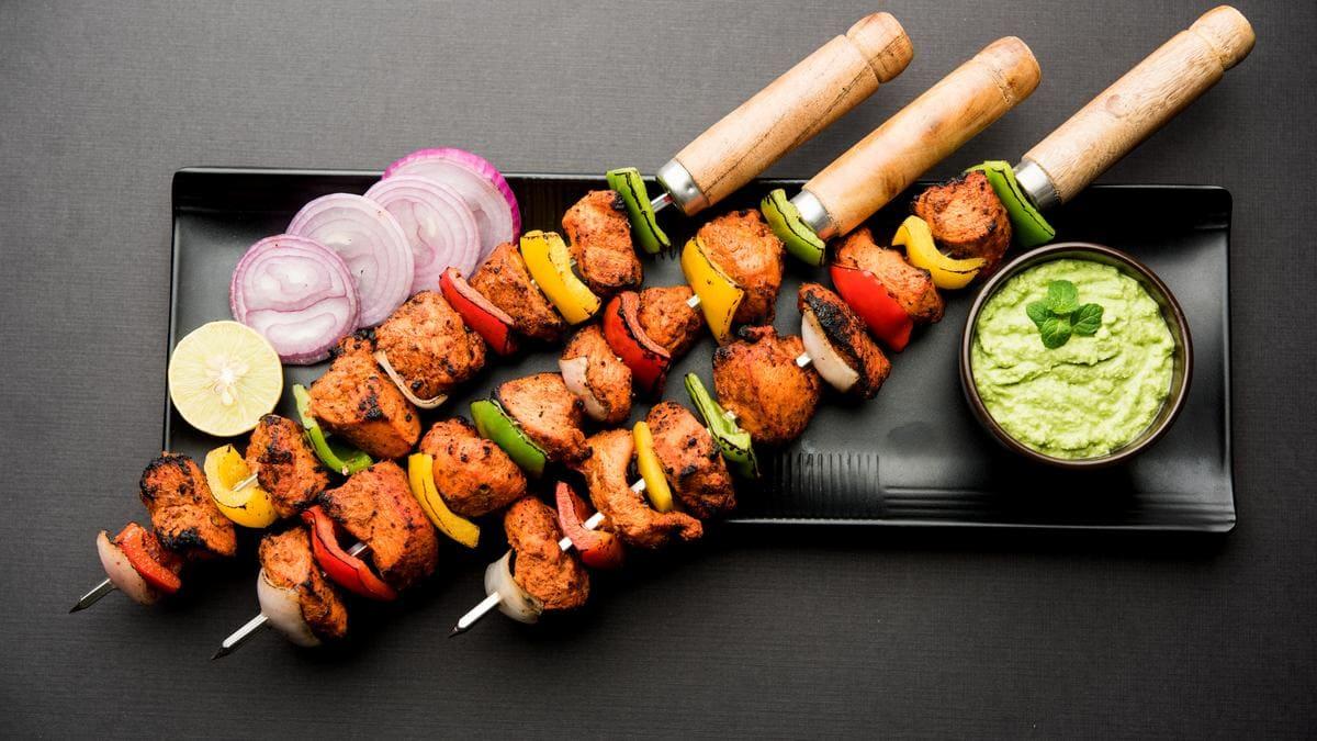 Brochettes de poulet enrobées de bacon au Air Fryer